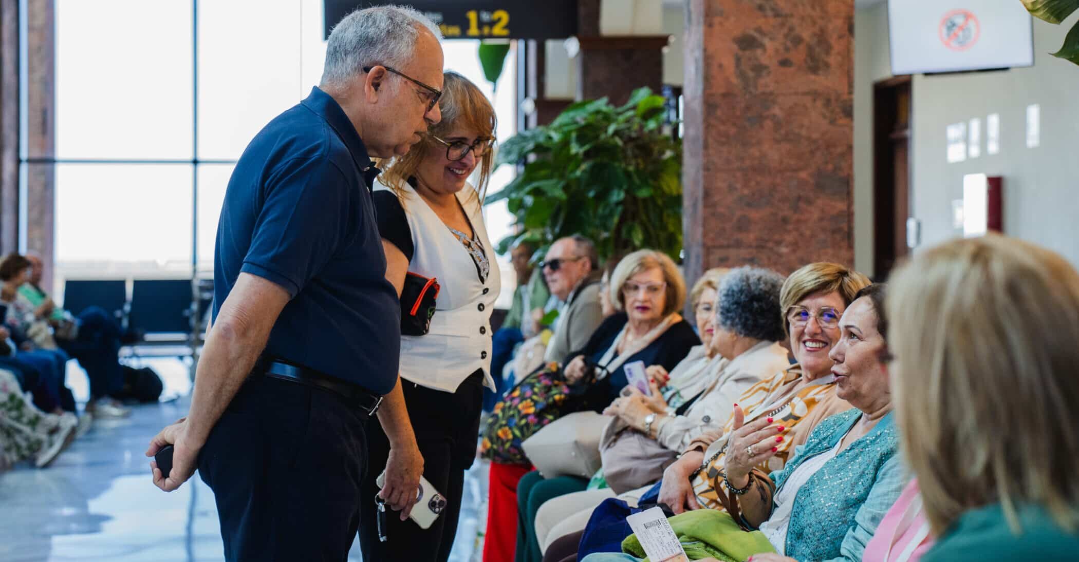 311025 Casimiro Curbelo y Rosa Elena García, durante la despedida de un grupo de viaje de turismo sociocultural