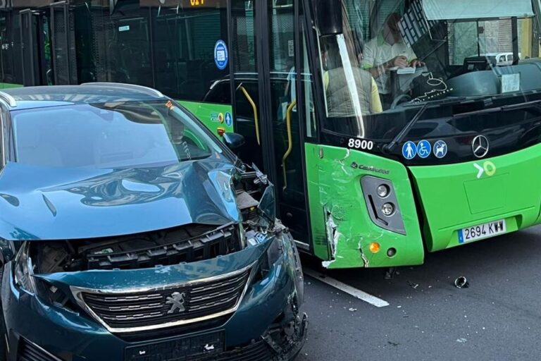 ACCIDENTE ENTRE UNA GUAGUA Y UN COCHE EN SANTA CRUZ 24-11-25