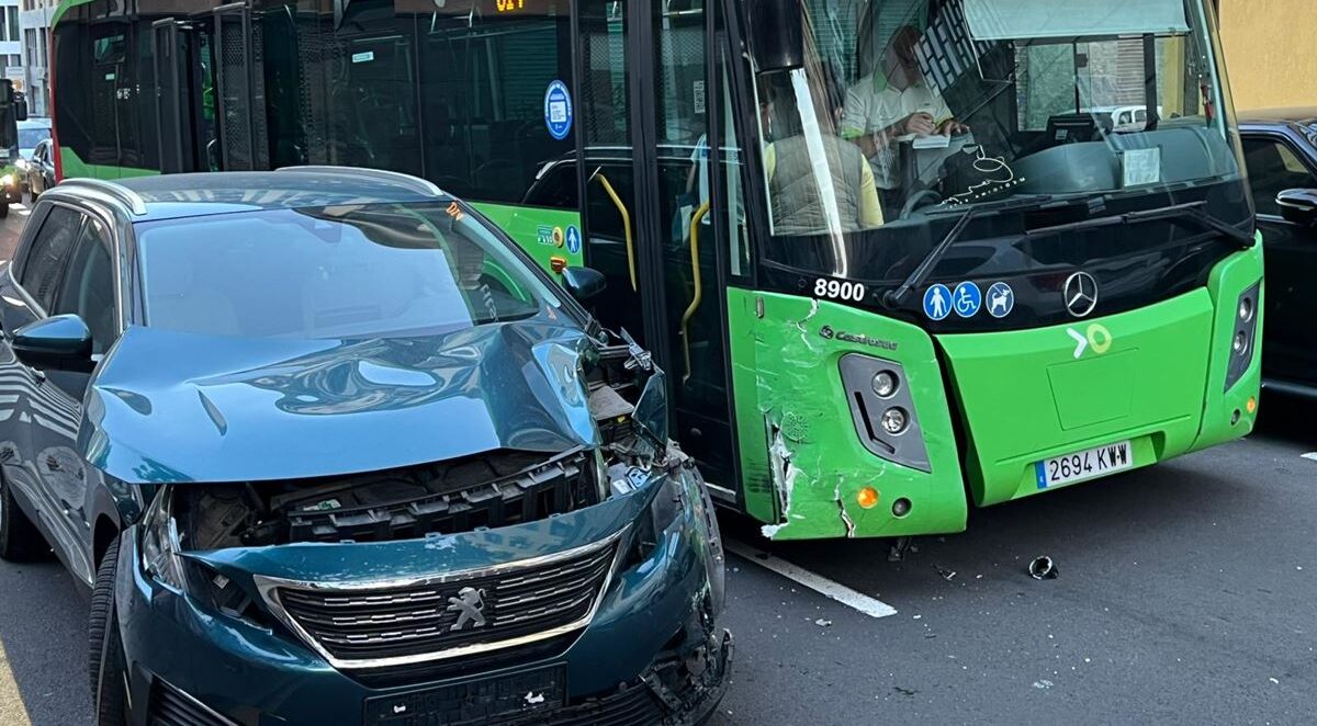 ACCIDENTE ENTRE UNA GUAGUA Y UN COCHE EN SANTA CRUZ 24-11-25