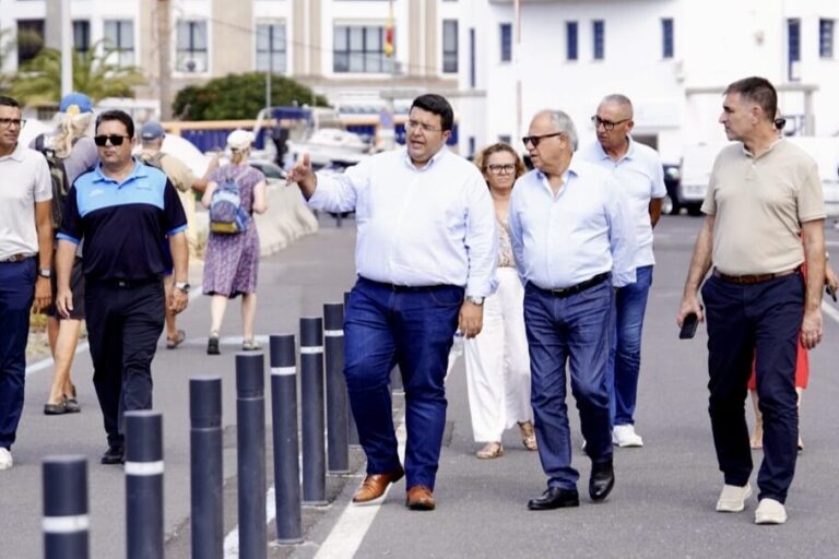 Casimiro Curbelo, Borja Barroso y José Gilberto Moreno en el Puerto de Vueltas, en Valle Gran Rey