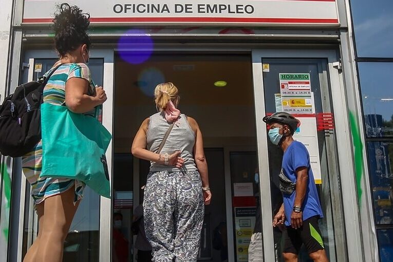 El paro registra en julio su mayor descenso mensual de la historia