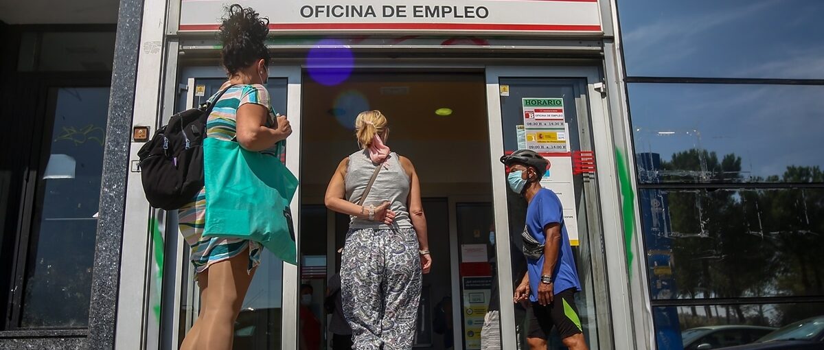 El paro registra en julio su mayor descenso mensual de la historia