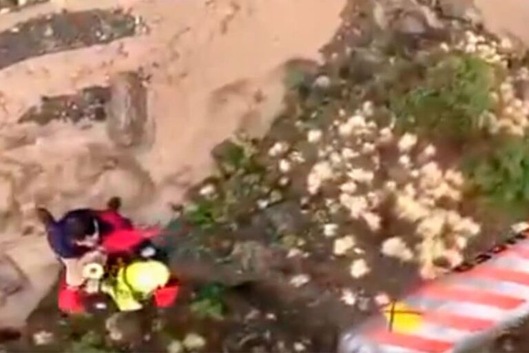 DOS SENDERISTAS RESCATADOS POR UN HELICÓPTERO DEL GES EN UN BARRANCO EN EL PASO-LA PALMA 22-11-25