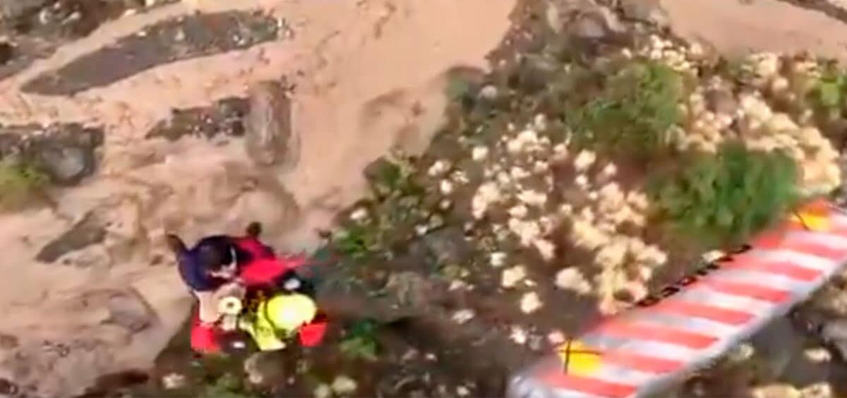 DOS SENDERISTAS RESCATADOS POR UN HELICÓPTERO DEL GES EN UN BARRANCO EN EL PASO-LA PALMA 22-11-25