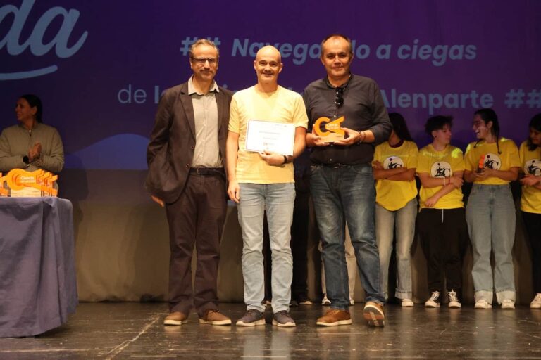 Director y Coordinador Fundoro recogiendo premio