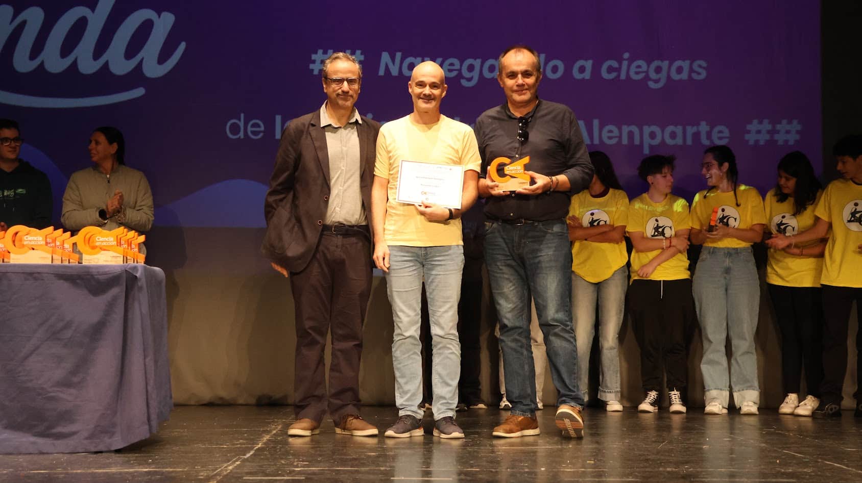 Director y Coordinador Fundoro recogiendo premio