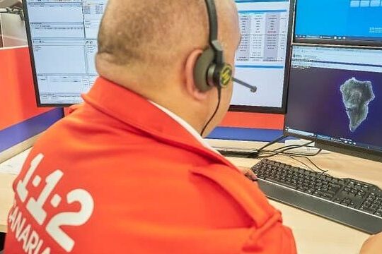 EL VUELCO DE UN VEHÍCULO SE SALDA CON LA CONDUCTORA HERIDA EN SANTA CRUZ DE LA PALMA 21-11-25