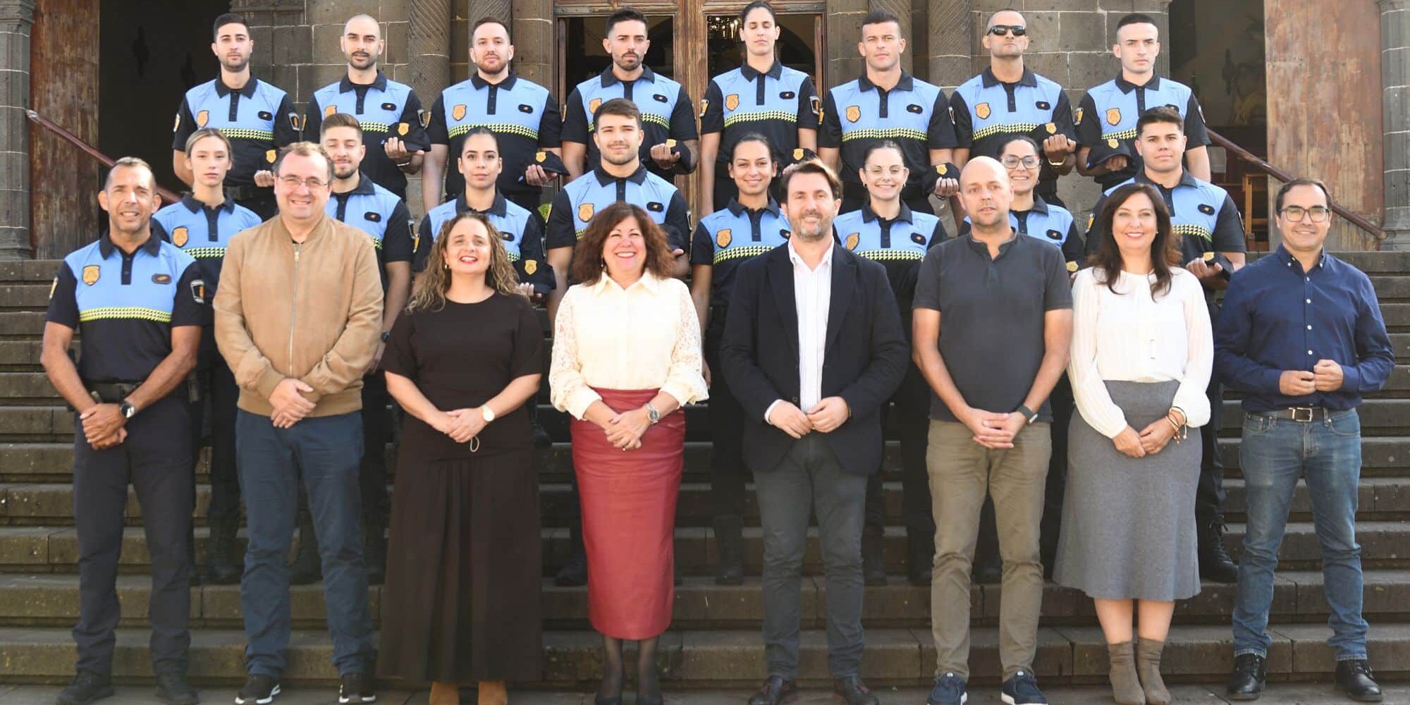 FOTO DE FAMILIA NUEVOS AGENTES POLICÍA LOCAL TACORONTE 14112025