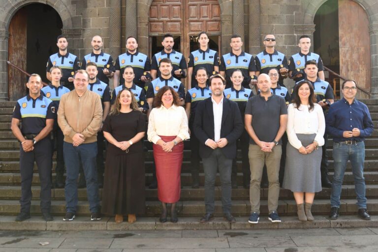 FOTO DE FAMILIA NUEVOS AGENTES POLICÍA LOCAL TACORONTE 14112025