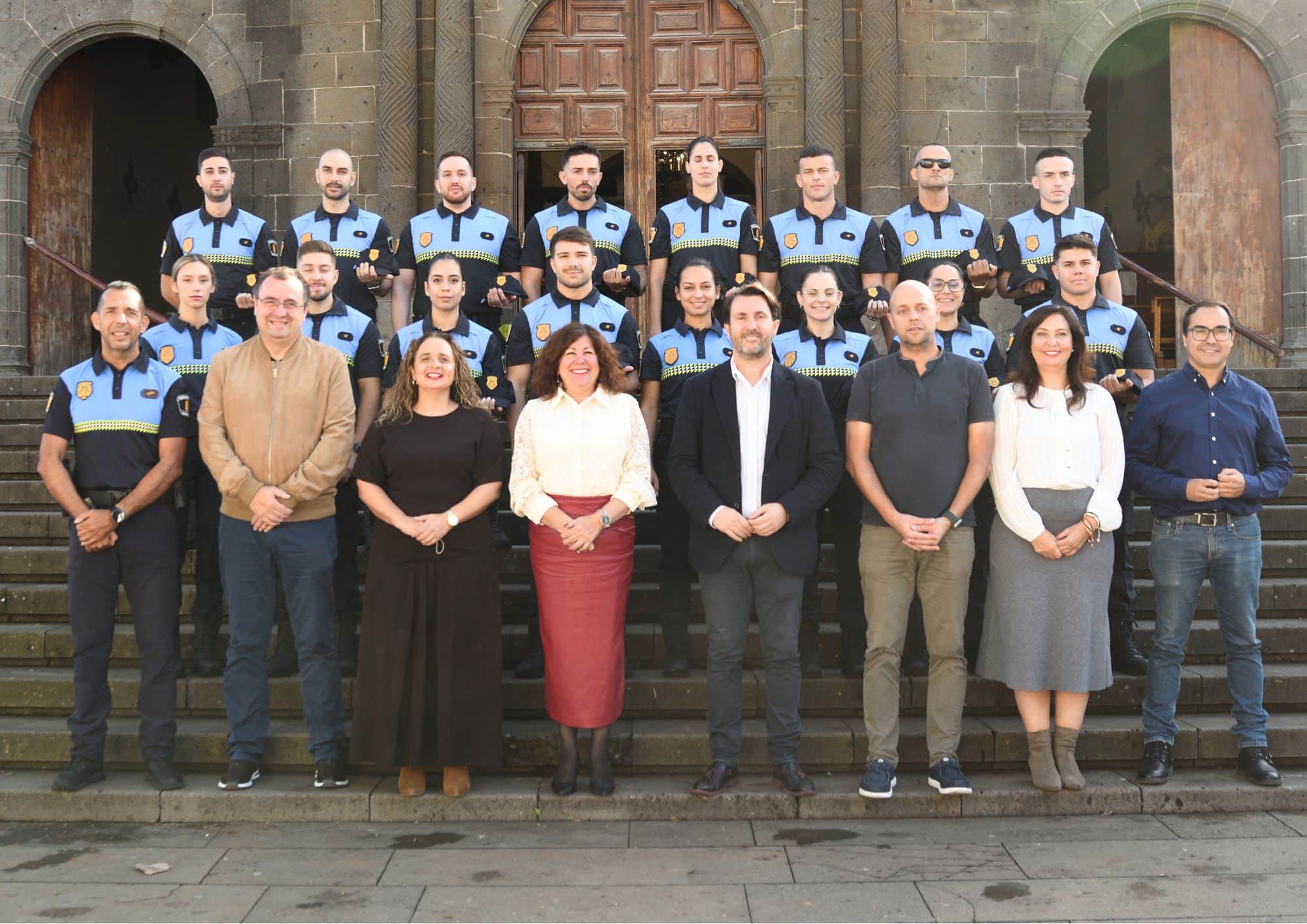 FOTO DE FAMILIA NUEVOS AGENTES POLICÍA LOCAL TACORONTE 14112025