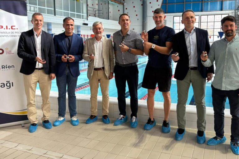 Foto. Imagen de la presentación de la nueva tecnología en la piscina cubierta de La Aldea