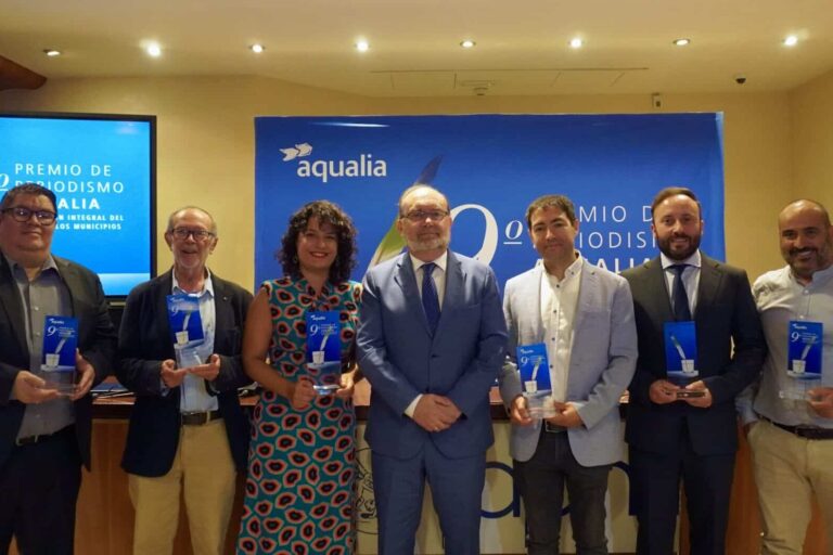 Los finalistas de la última (9º) edición del Premio de Periodismo, con Lucas Díaz, director España de Aqualia