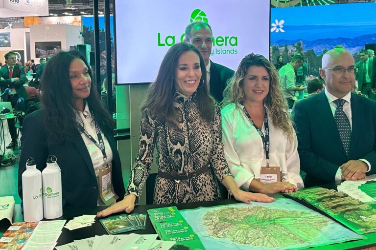María Isabel Méndez y Jesica de León en el stand de La Gomera