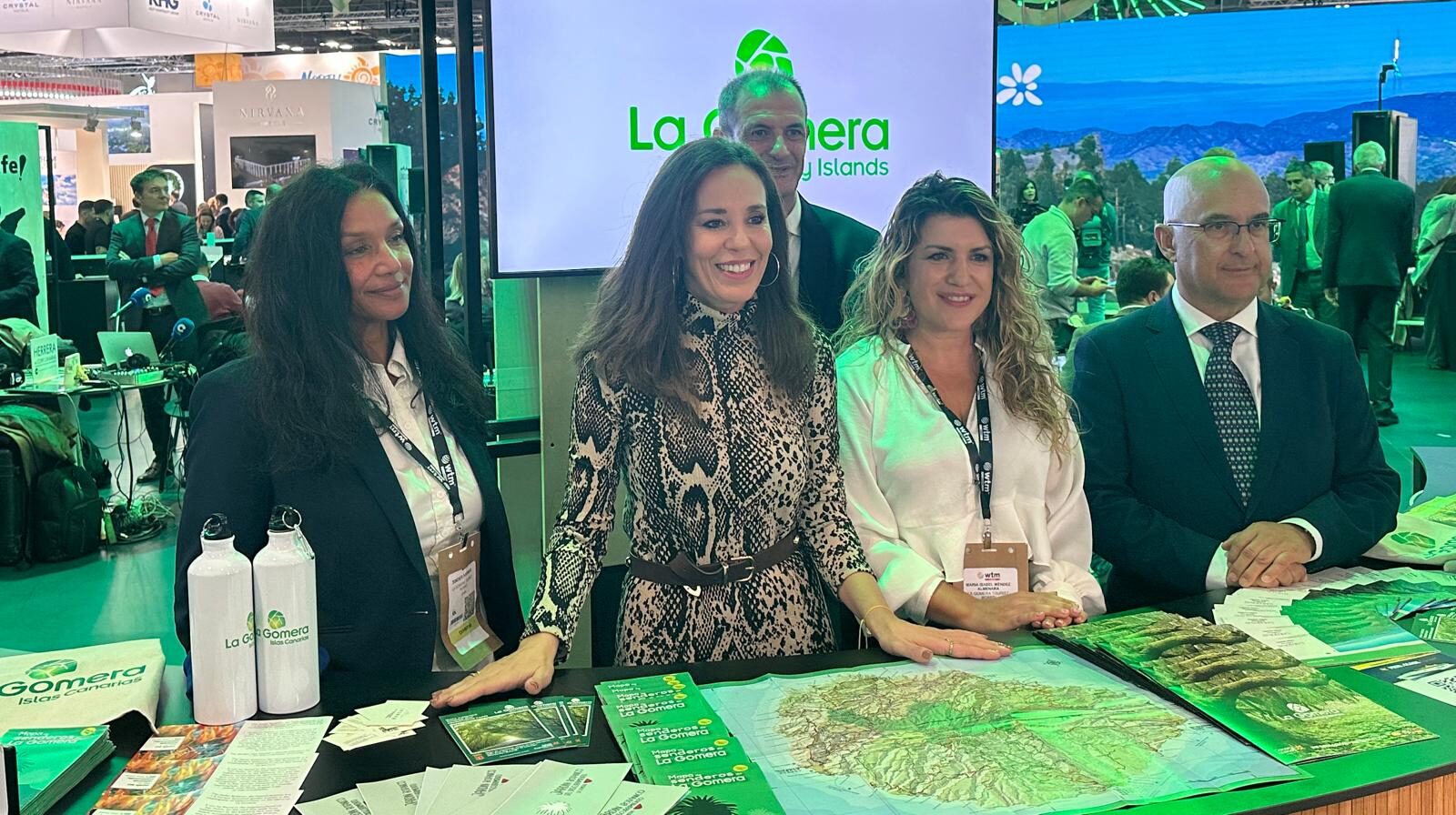 María Isabel Méndez y Jesica de León en el stand de La Gomera