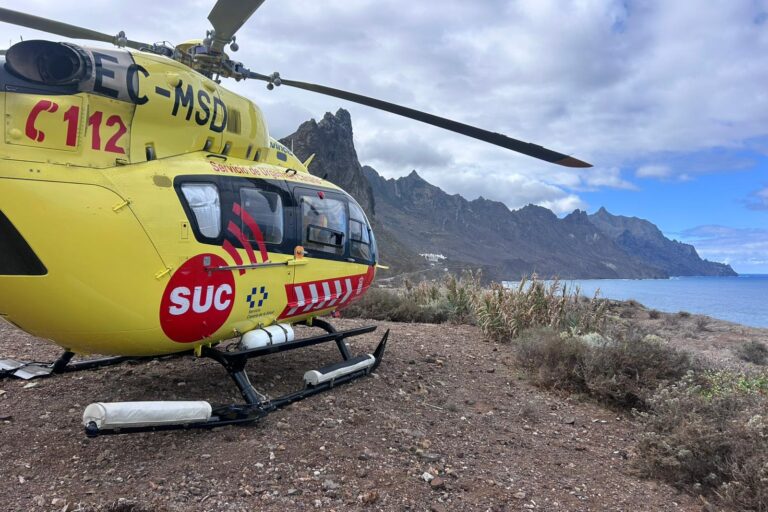 PERSONAL DEL SUC ASISTE A 6 HERIDOS AL CAER AL AGUA TRAS UN GOLPE DE MAR EN LA COSTA DE SANTA CRUZ1 8-11-25