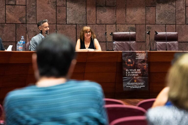 Presentación del libro en el Salón de Plenos del Cabildo