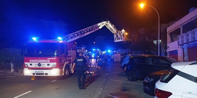 RECURSOS DE EMERGENCIAS INTERVINIERON ESTA MADRUGADA EN UN INCENDIO DECLARADO EN UN EDIFICIO DE LOS CRISTIANOS-ARONA 18-11-25