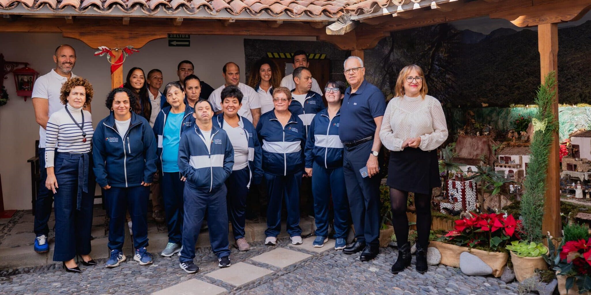 051225 Autoridades insulares y locales junto al colectivo de diversidad funcional en la inauguración del Belén del Cabildo