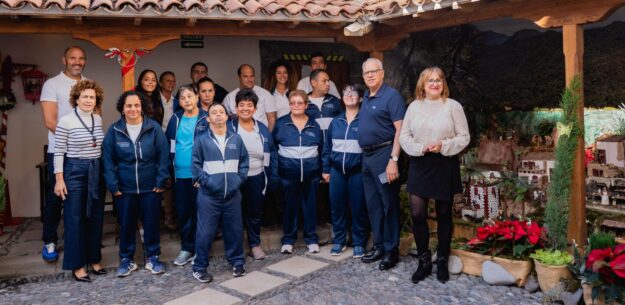 051225 Autoridades insulares y locales junto al colectivo de diversidad funcional en la inauguración del Belén del Cabildo
