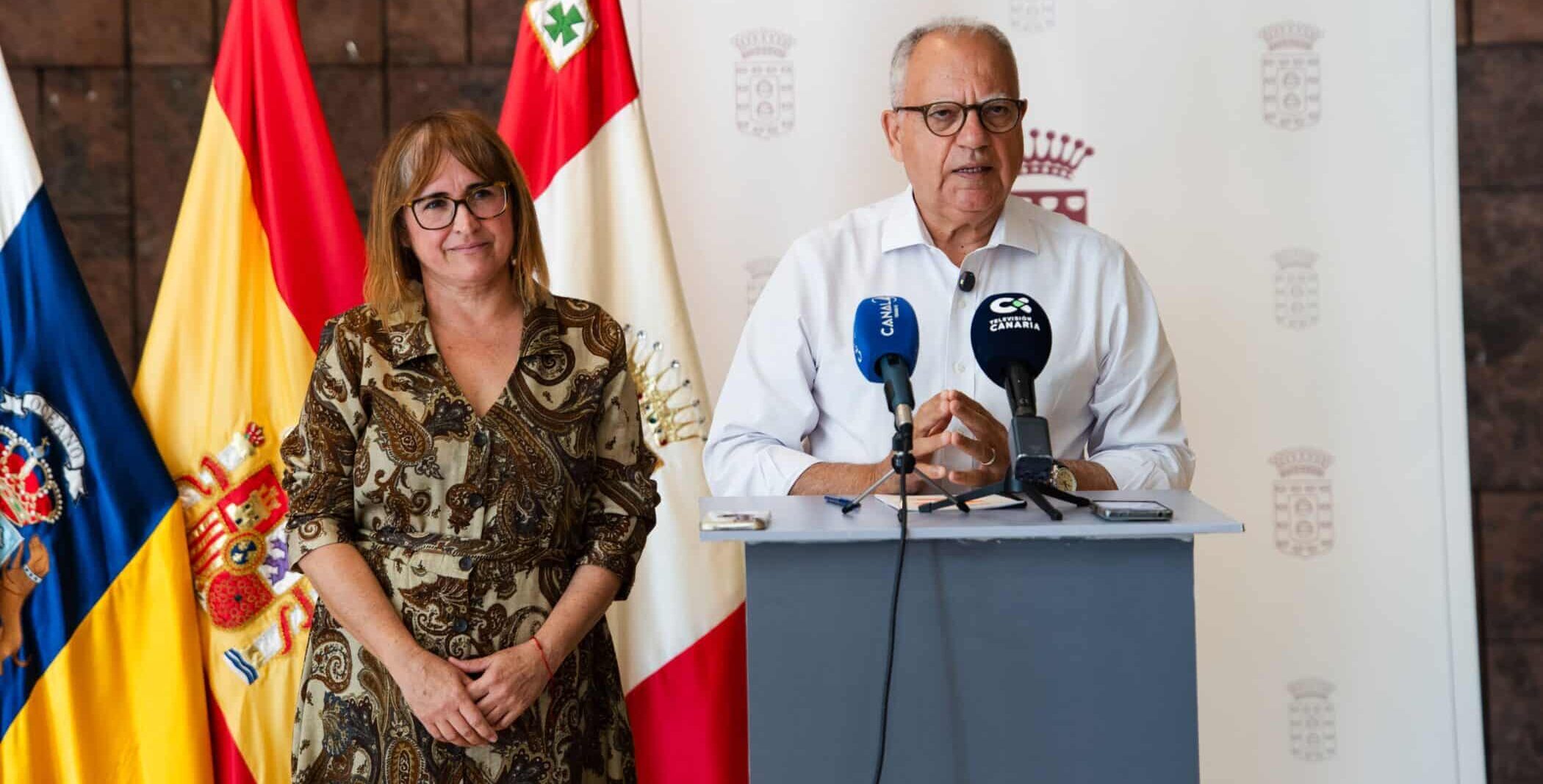 091225-casimiro-curbelo-y-rosa-elena-garcia-durante-la-rueda-de-prensa-de-este-m