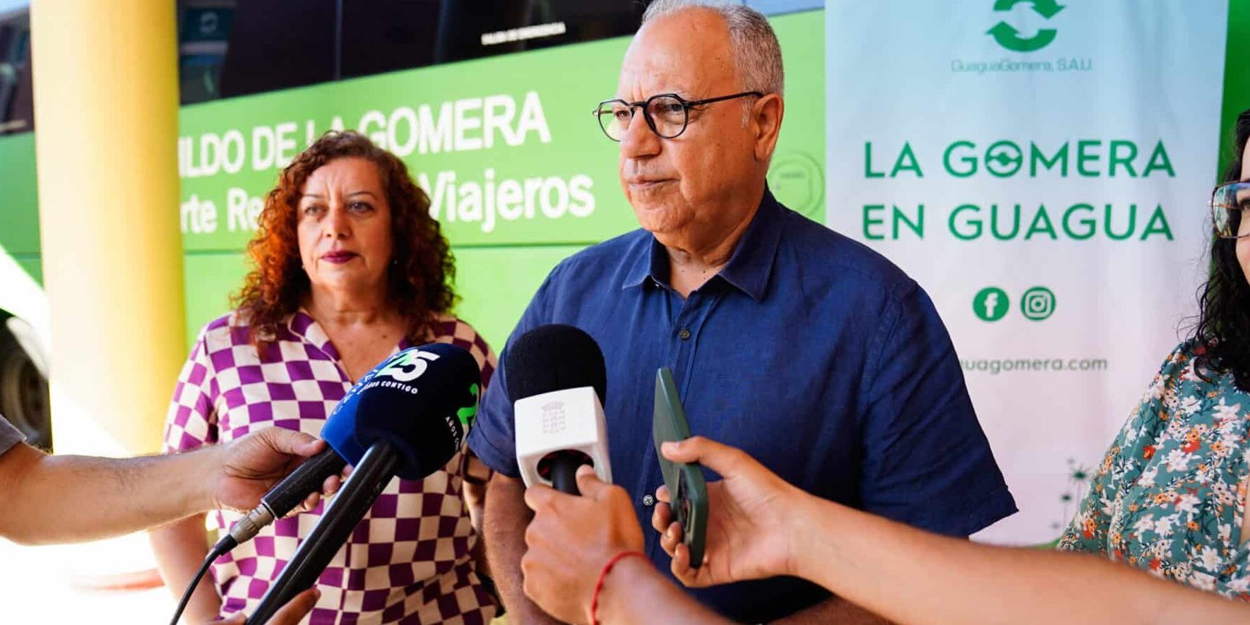101225 La gerente de GuaguaGomera, Inmaculada Padrón, el presidente del Cabildo, Casimiro Curbelo, y la consejera insular de Transportes, Cristina Ventura