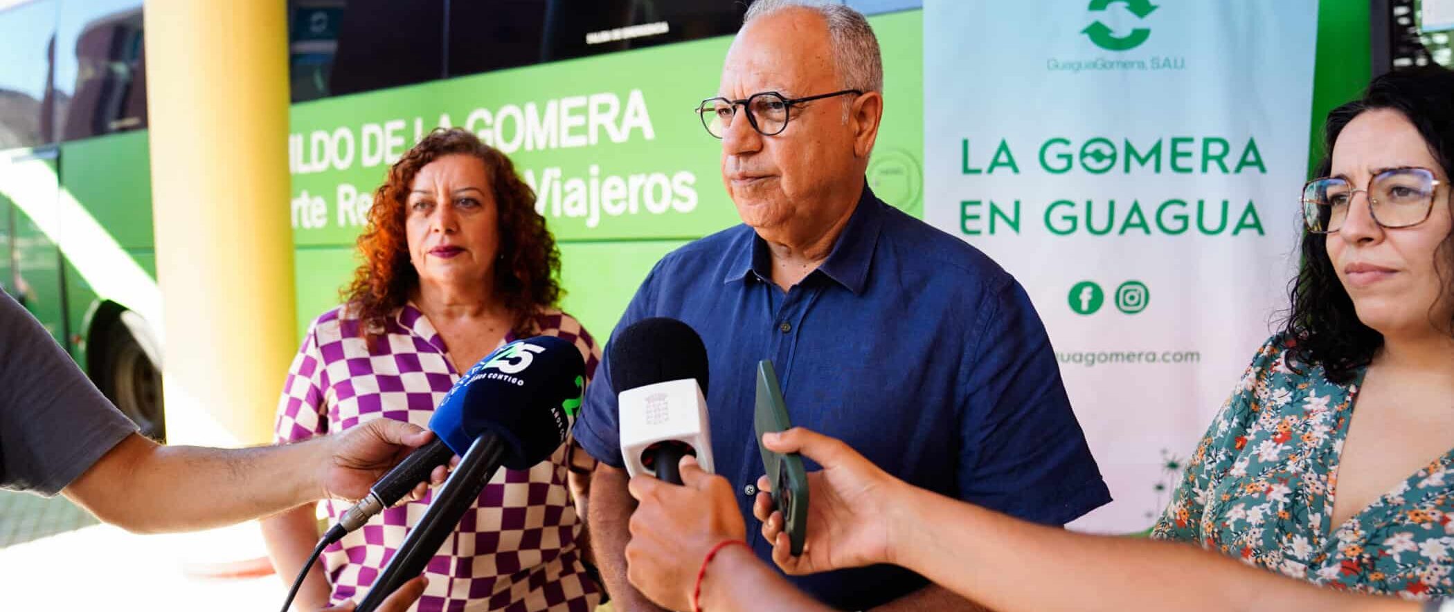 101225 La gerente de GuaguaGomera, Inmaculada Padrón, el presidente del Cabildo, Casimiro Curbelo, y la consejera insular de Transportes, Cristina Ventura