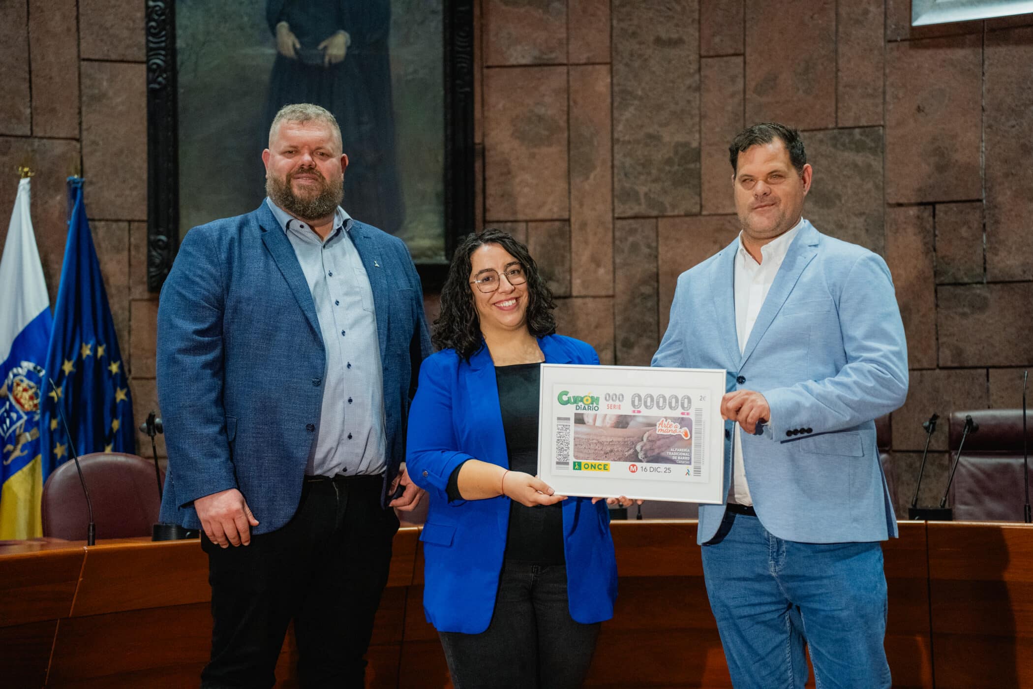111225 De izq. a dcha. Abel Herrera, presidente del Consejo Territorial ONCE Canarias, Cristina Ventura, consejera insular de Artesanía, y Miguel Ángel Déniz, director de ONCE en SC Tenerife