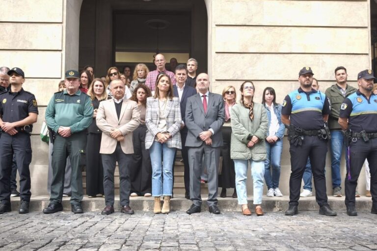 251210 Minuto silencio asesinatos machistas de Toledo, Sevilla y Barcelona (1)