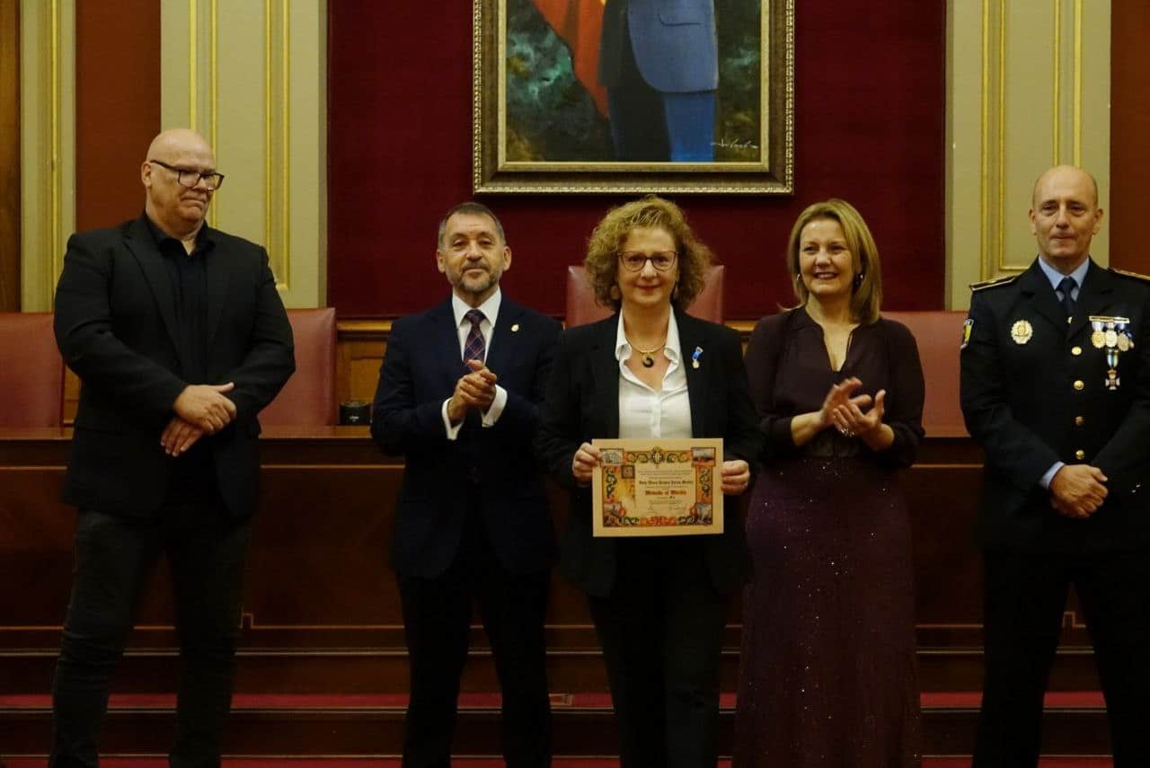 251211 Entrega medallas personal Ayuntamiento 1