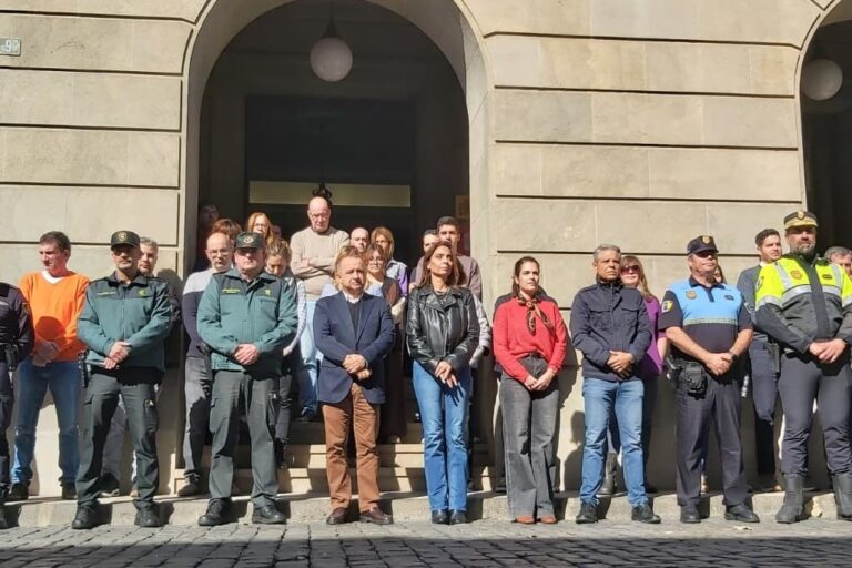 251216 Minuto de sielencio en repulsa por los asesinatos machistas de Tarragona y Valencia
