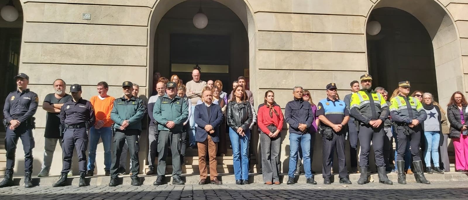 251216 Minuto de sielencio en repulsa por los asesinatos machistas de Tarragona y Valencia