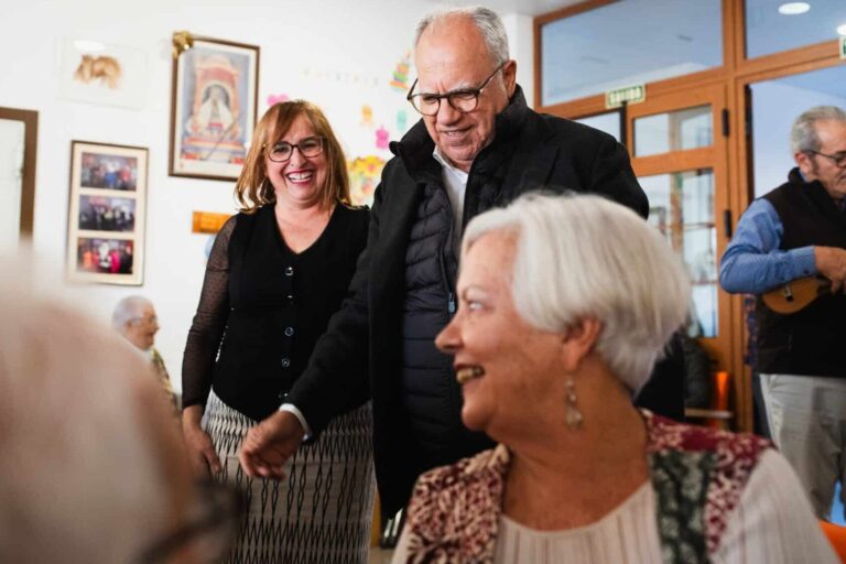 Casimiro Curbelo y Rosa Elena García durante una visita a los centros sociosanitarios