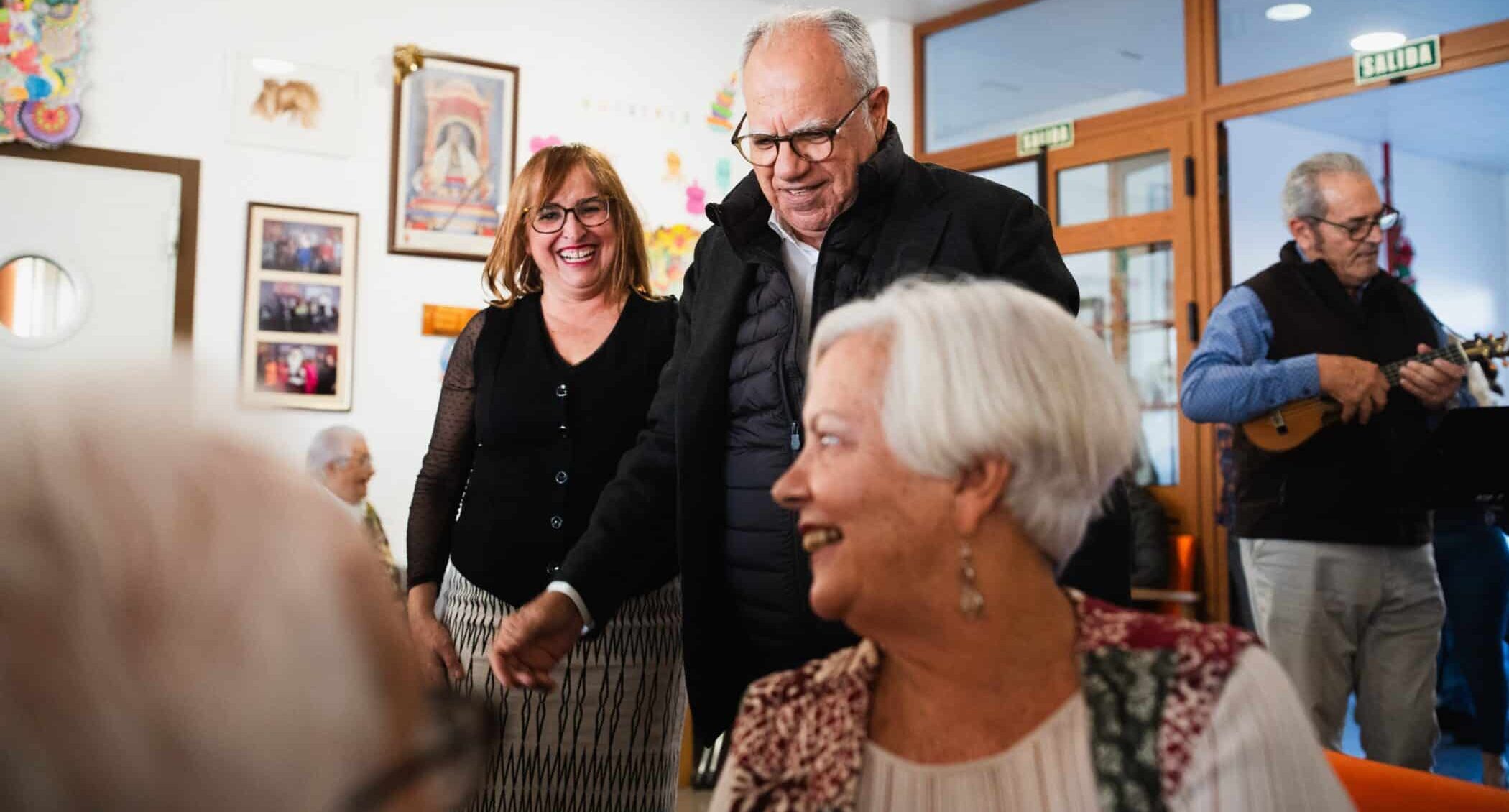 Casimiro Curbelo y Rosa Elena García durante una visita a los centros sociosanitarios