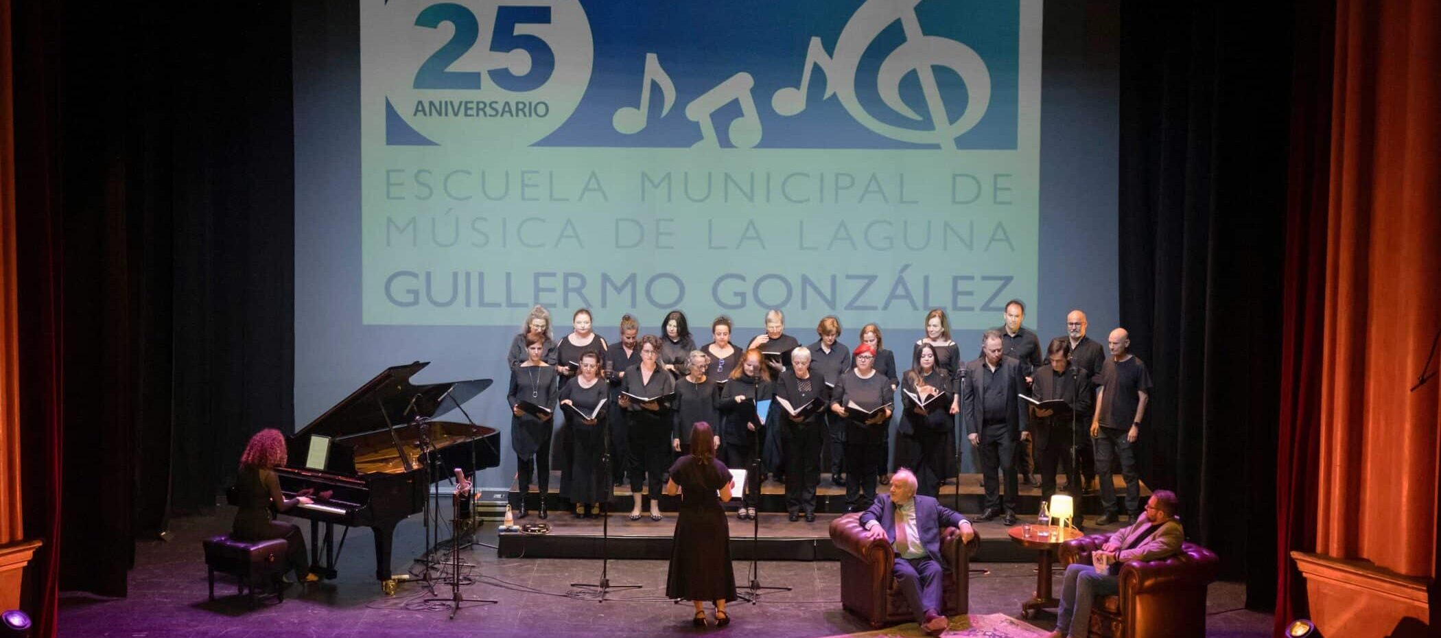 Coro de la Escuela de Música en el acto de homenaje a Guillermo González