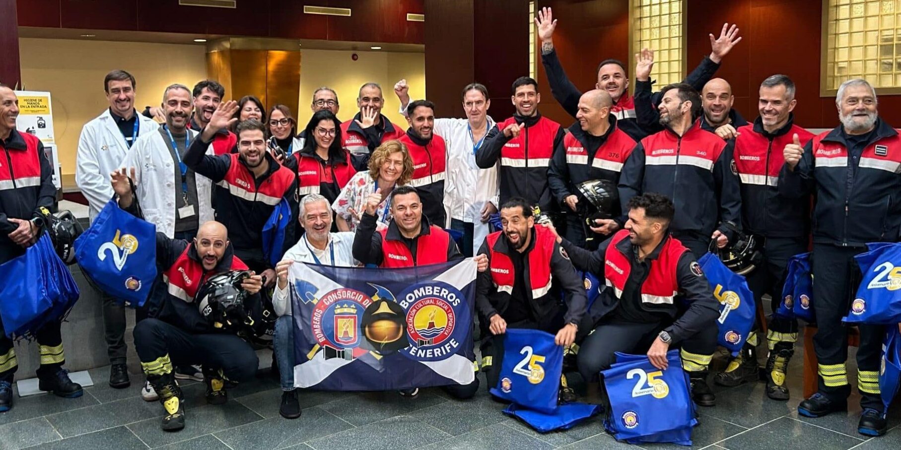 LOS NIÑOS Y NIÑAS DEL HOSPITAL LA CANDELARIA RECIBEN LA VISITA NAVIDEÑA DE BOMBEROS DE TENERIFE 23-12-25
