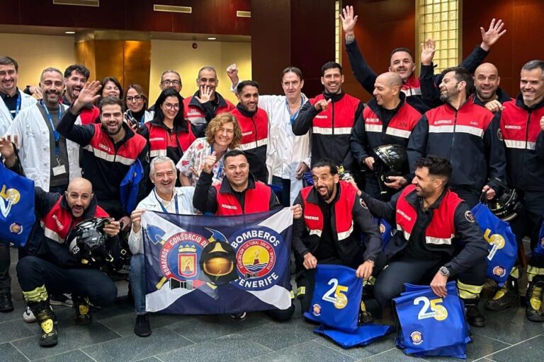LOS NIÑOS Y NIÑAS DEL HOSPITAL LA CANDELARIA RECIBEN LA VISITA NAVIDEÑA DE BOMBEROS DE TENERIFE 23-12-25