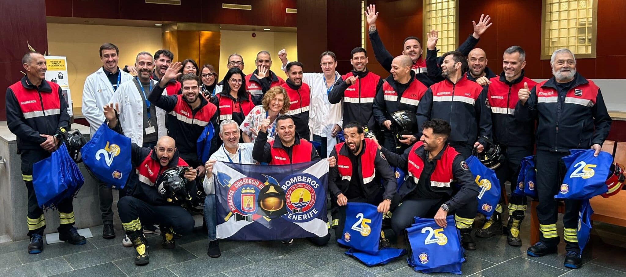 LOS NIÑOS Y NIÑAS DEL HOSPITAL LA CANDELARIA RECIBEN LA VISITA NAVIDEÑA DE BOMBEROS DE TENERIFE 23-12-25