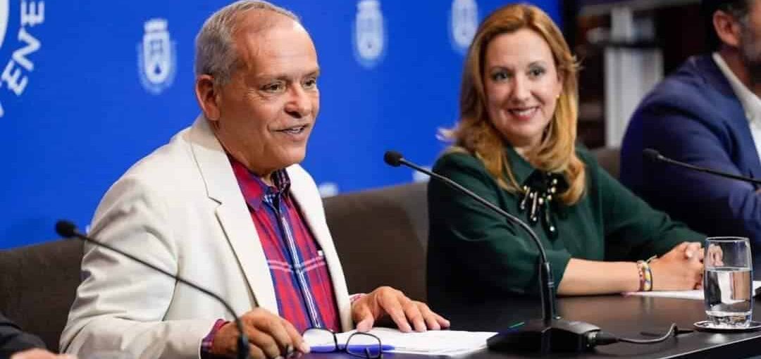 La-presidenta-Rosa-Davila-y-el-consejero-de-Empleo-Efrain-Medina