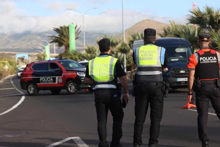 POLICÍA AUTONÓMICA Y POLICÍA LOCAL INSPECCIONAN 23 VEHÍCULOS DE TRTANSPORTE EN UN OPERATIVO EN TENERIFE SUR 23-12-25