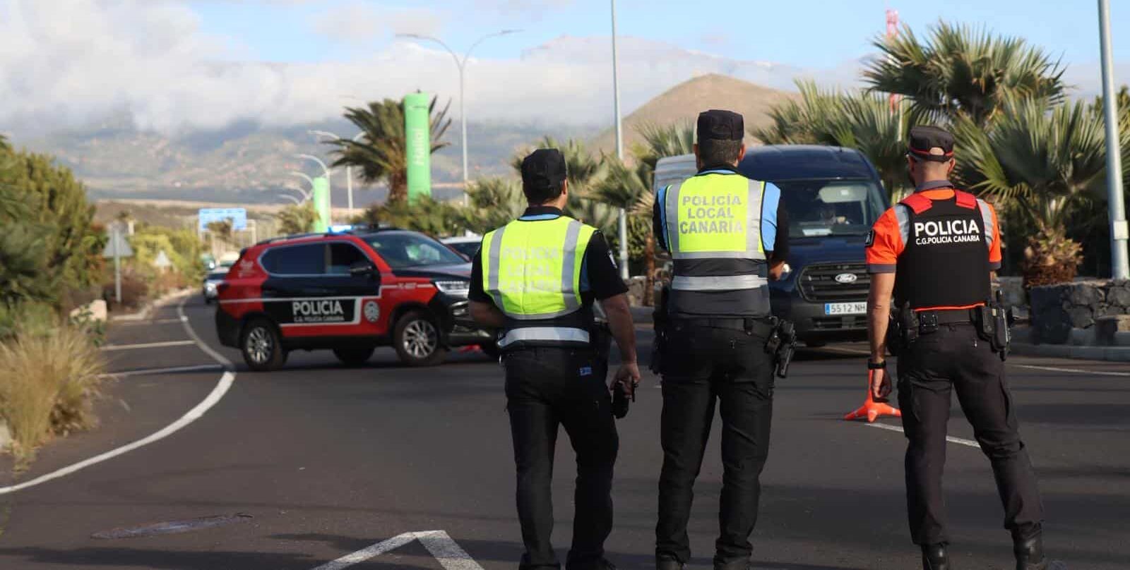 POLICÍA AUTONÓMICA Y POLICÍA LOCAL INSPECCIONAN 23 VEHÍCULOS DE TRTANSPORTE EN UN OPERATIVO EN TENERIFE SUR 23-12-25