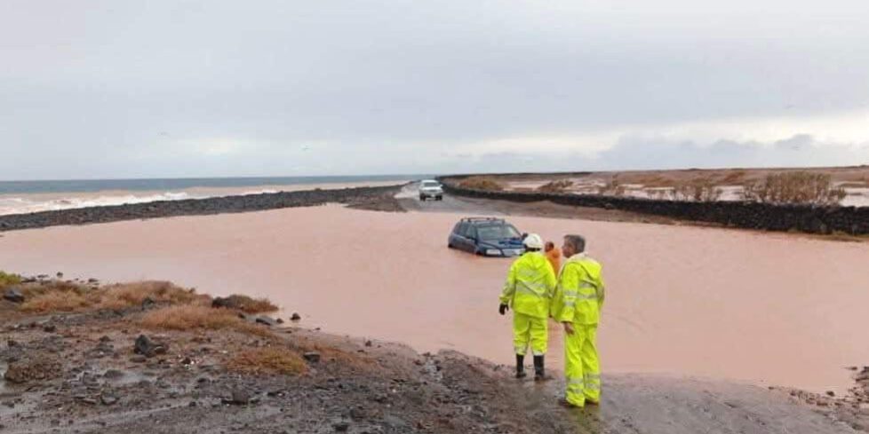 UN NIÑO RESCATADO EN FUERTEVENTURA1 13-12-25