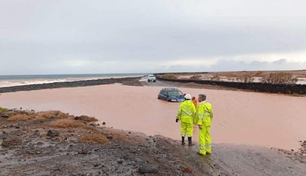 UN NIÑO RESCATADO EN FUERTEVENTURA1 13-12-25