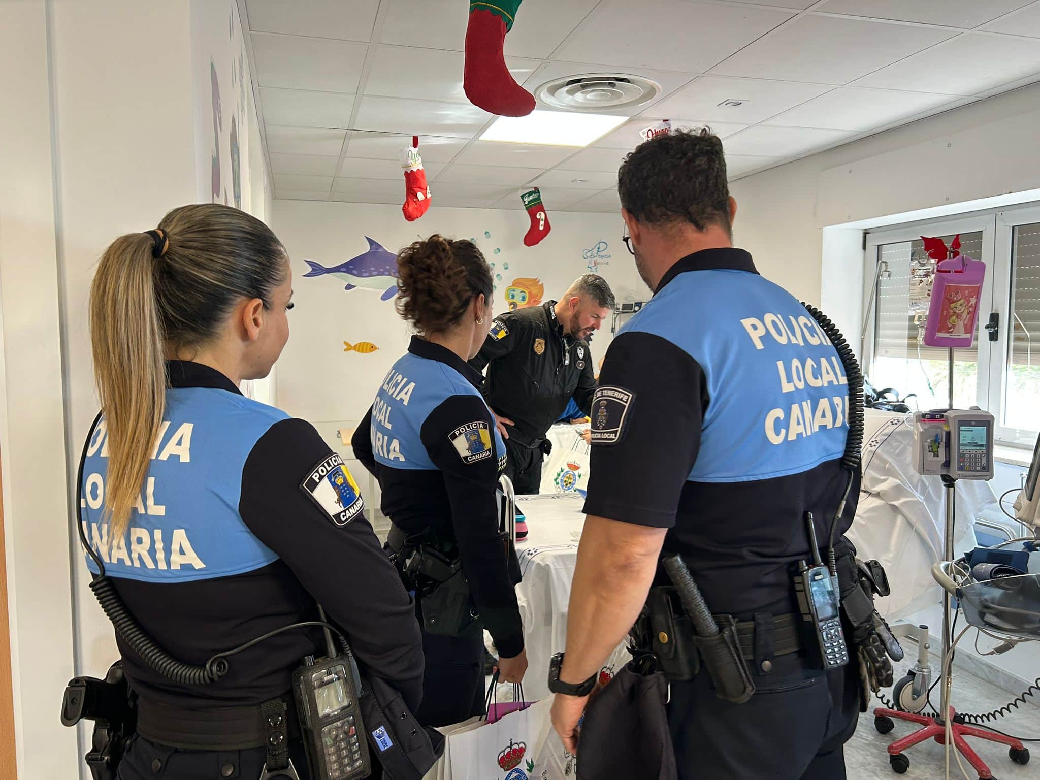 VISITA DE LA POLICÍA LOCAL DE SC A LA CANDELARIA1 26-12-25
