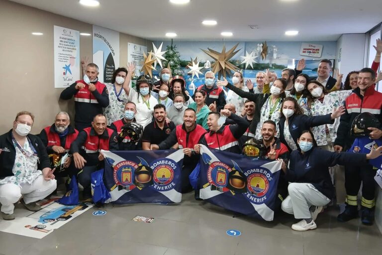 Visita bomberos HUC grupo