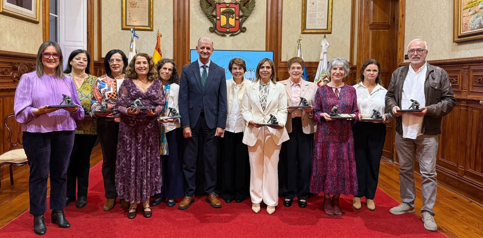 maestros homenajeados con alcalde y madrina