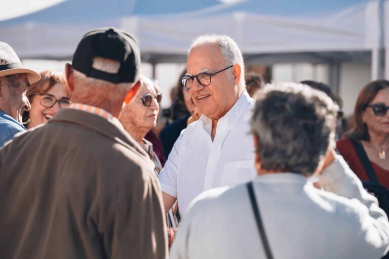 130126 Casimiro Curbelo junto a mayores de La Gomera