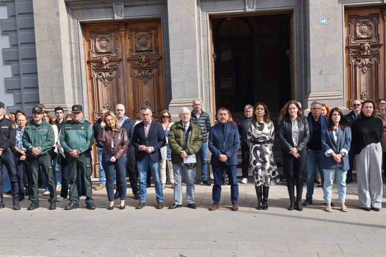 260113 Minuto de silencio por el asesinato de Cádiz
