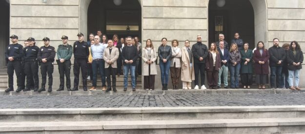 260119 Minuto de siloencio por los fallecidos de los trenes en Córdoba