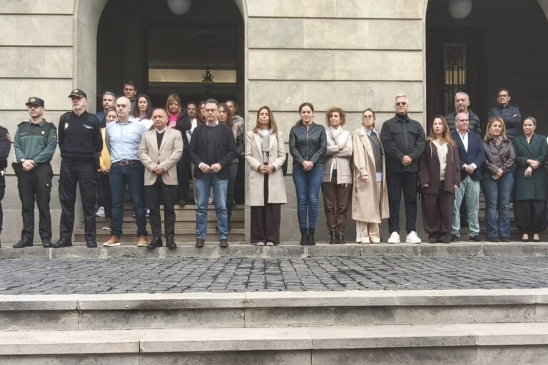 260119 Minuto de siloencio por los fallecidos de los trenes en Córdoba