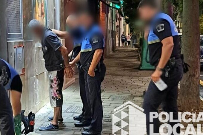260121 Momento en el que la Policía Local detuvo al autor de la quema de contenedores